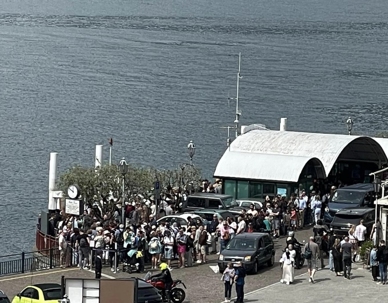 Varenna affronta il turismo di massa: limitazioni per i gruppi e regole di decoro