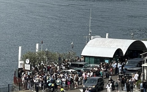 Varenna affronta il turismo di massa: limitazioni per i gruppi e regole di decoro