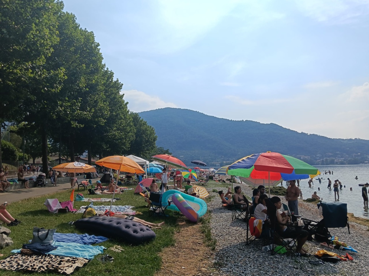 Vercurago: la spiaggia affollata come a Rimini