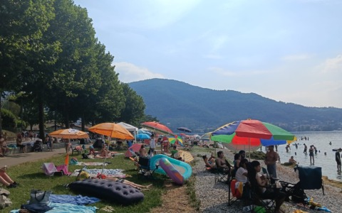 Vercurago: la spiaggia affollata come a Rimini