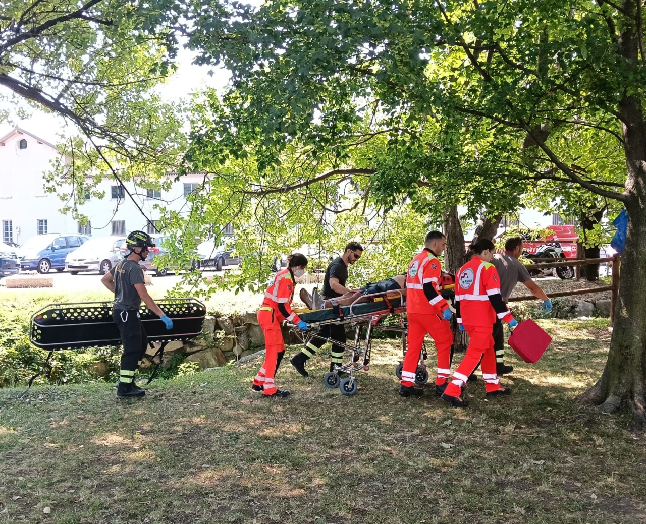 Anziano cade in torrente secco e viene soccorso