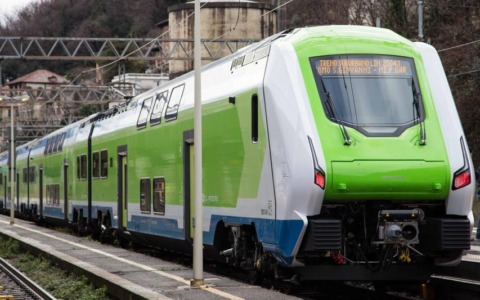 Aumento delle tariffe del trasporto pubblico a partire dal 1° settembre: la critica di AVS Lecco alla Regione