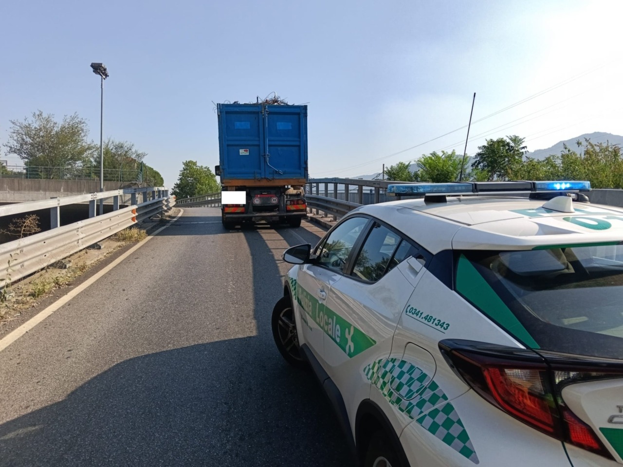 Camion in panne sulla rampa del Bione: la viabilità ne risente
