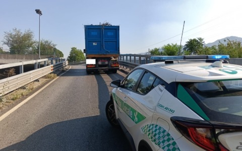 Camion in panne sulla rampa del Bione: la viabilità ne risente