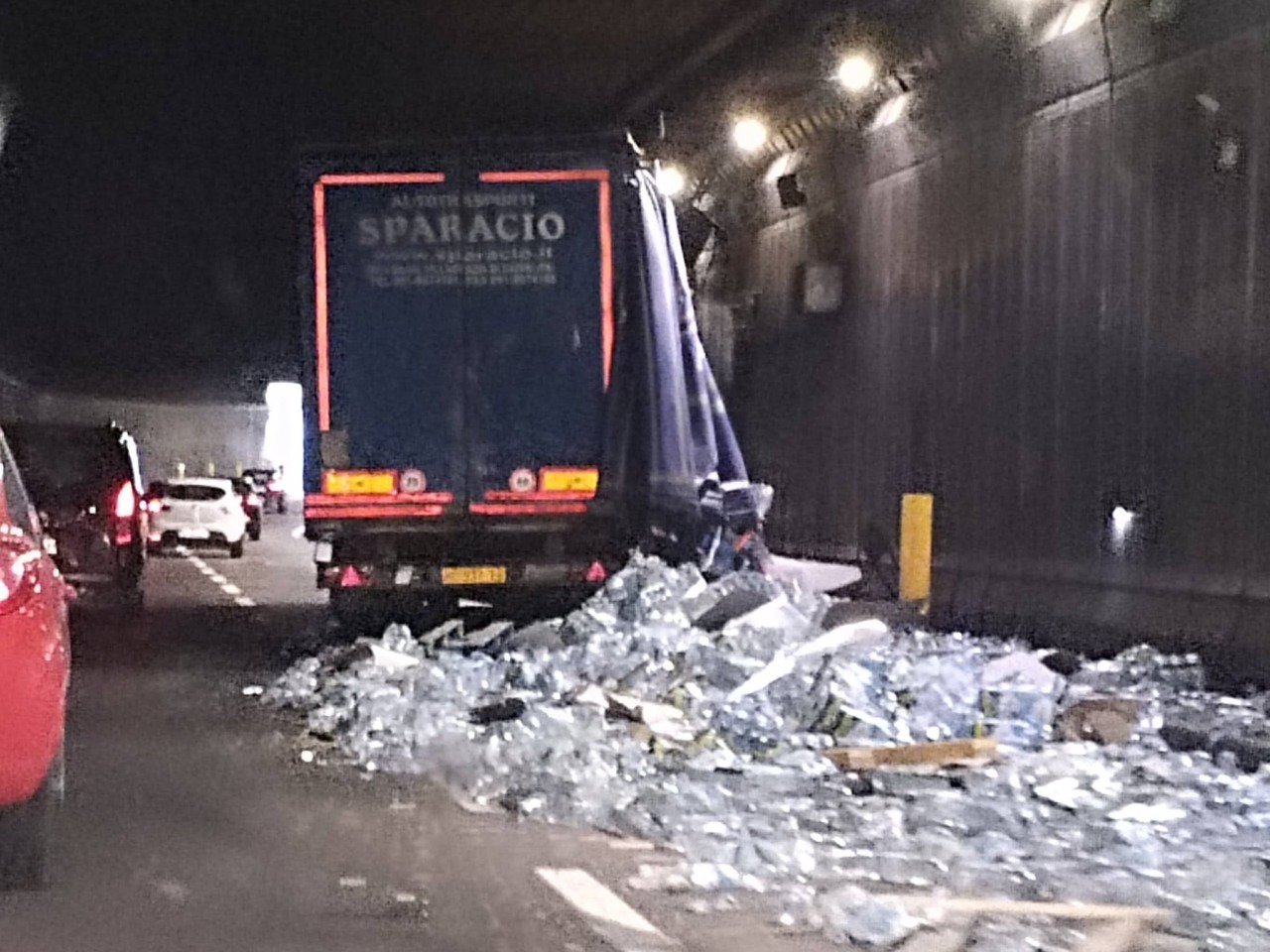 Chiusura della SS36 a Lecco per un camion che perde il carico