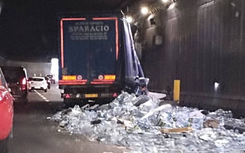 Chiusura della SS36 a Lecco per un camion che perde il carico