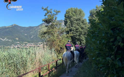 Controlli straordinari dei Carabinieri a cavallo nel lecchese contro lo spaccio