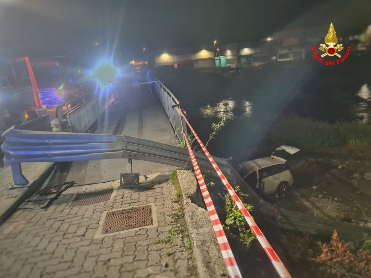 Cortenova, auto esce di strada e finisce nel fiume: donna soccorsa nella notte