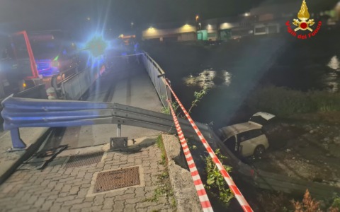 Cortenova, auto esce di strada e finisce nel fiume: donna soccorsa nella notte