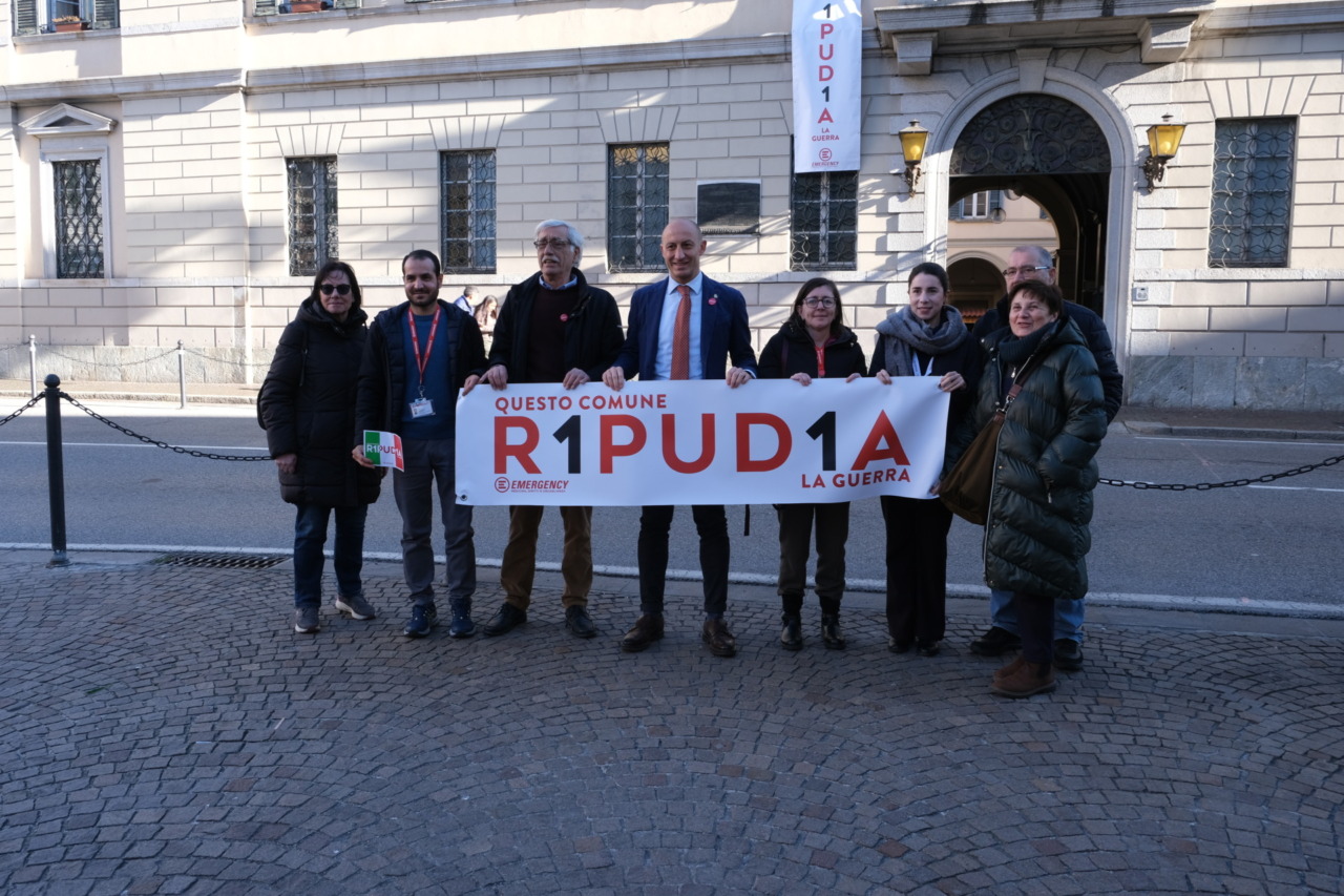 Emergency risponde al Comune sullo striscione «R1PUD1A»: «La pace non è solo decoro»