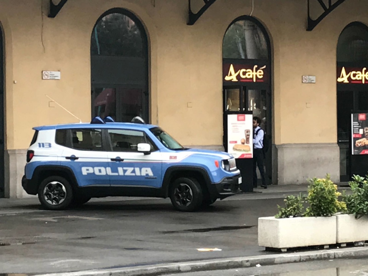 Fermato sul treno un uomo accusato di aver truffato un’anziana nel Lecchese