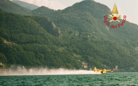 Fiamme a Premana: Canadair in azione per spegnere l’incendio boschivo