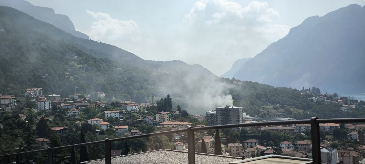 Fiamme nell’area industriale Carletta: intervento dei Vigili del Fuoco e appello del sindaco
