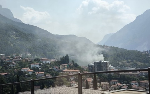 Fiamme nell’area industriale Carletta: intervento dei Vigili del Fuoco e appello del sindaco