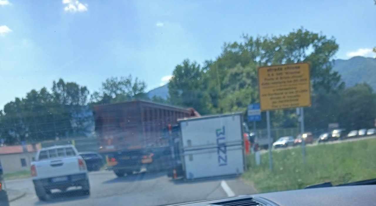 Furgone ribaltato provoca rallentamenti a Calolziocorte