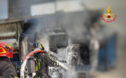 Incendio a Verderio: un macchinario aziendale in fiamme