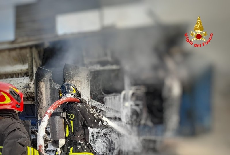 Incendio a Verderio: un macchinario aziendale in fiamme