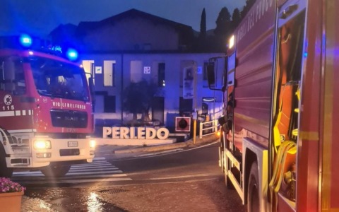 Incendio devastante in un’abitazione di Perledo: Vigili del fuoco in azione