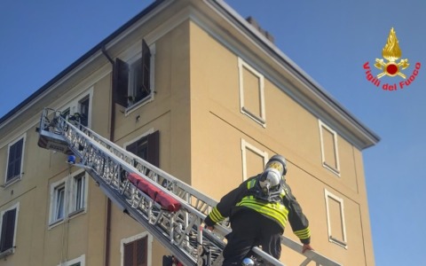 Incendio domestico a Lecco: i Vigili del Fuoco domano le fiamme in via Bruno Buozzi