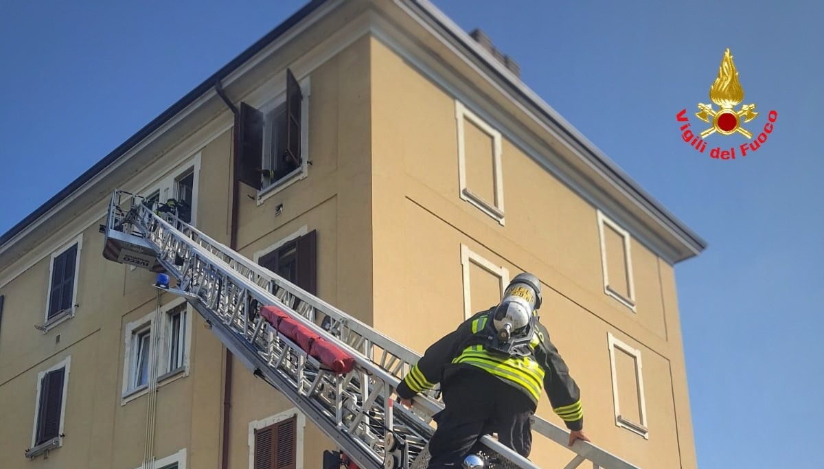 Incendio domestico a Lecco: i Vigili del Fuoco domano le fiamme in via Bruno Buozzi