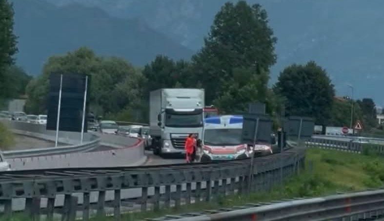 Incidente a Costa Masnaga sulla Ss36, traffico in direzione Milano