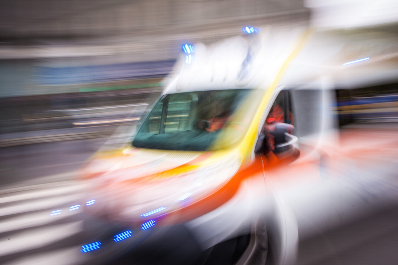 Incidente stradale coinvolge padre e figlio, entrambi feriti