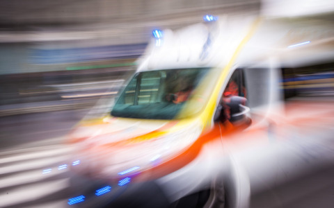 Incidente stradale coinvolge padre e figlio, entrambi feriti