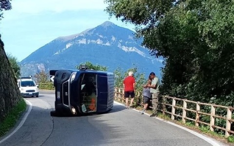 Incidente sulla SP62 a Bellano: furgoncino si ribalta causando traffico