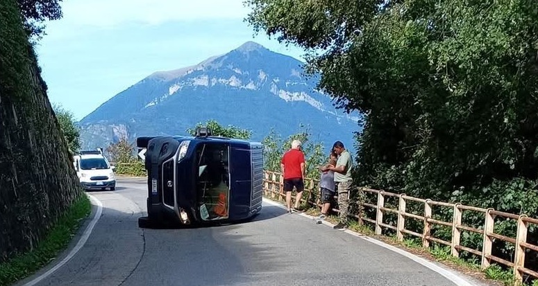 Incidente sulla SP62 a Bellano: furgoncino si ribalta causando traffico
