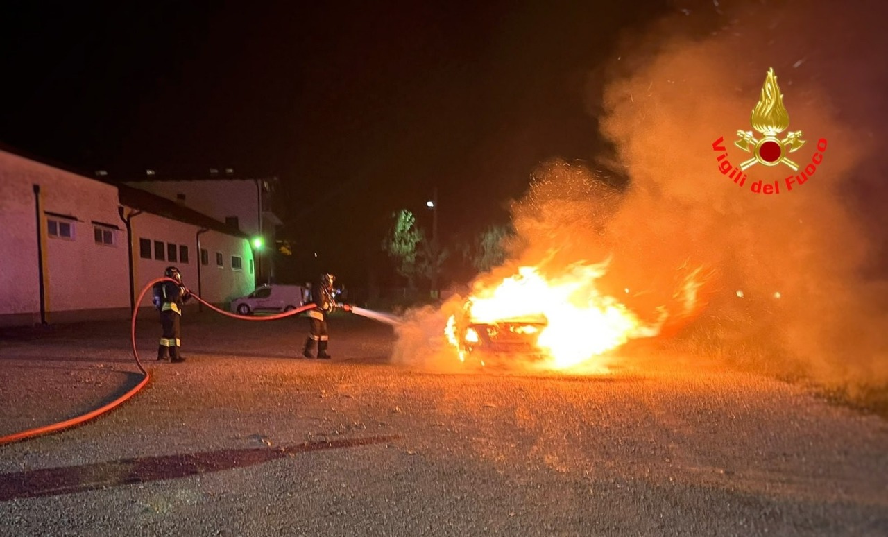 Intervento dei Vigili del Fuoco a Ballabio per un’auto in fiamme
