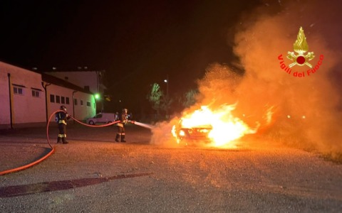 Intervento dei Vigili del Fuoco a Ballabio per un’auto in fiamme