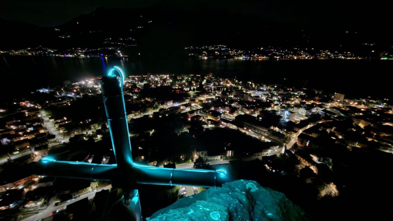 La Croce di Pianezzo di Dervio si illumina: un simbolo notturno per il paese