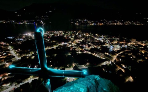 La Croce di Pianezzo di Dervio si illumina: un simbolo notturno per il paese