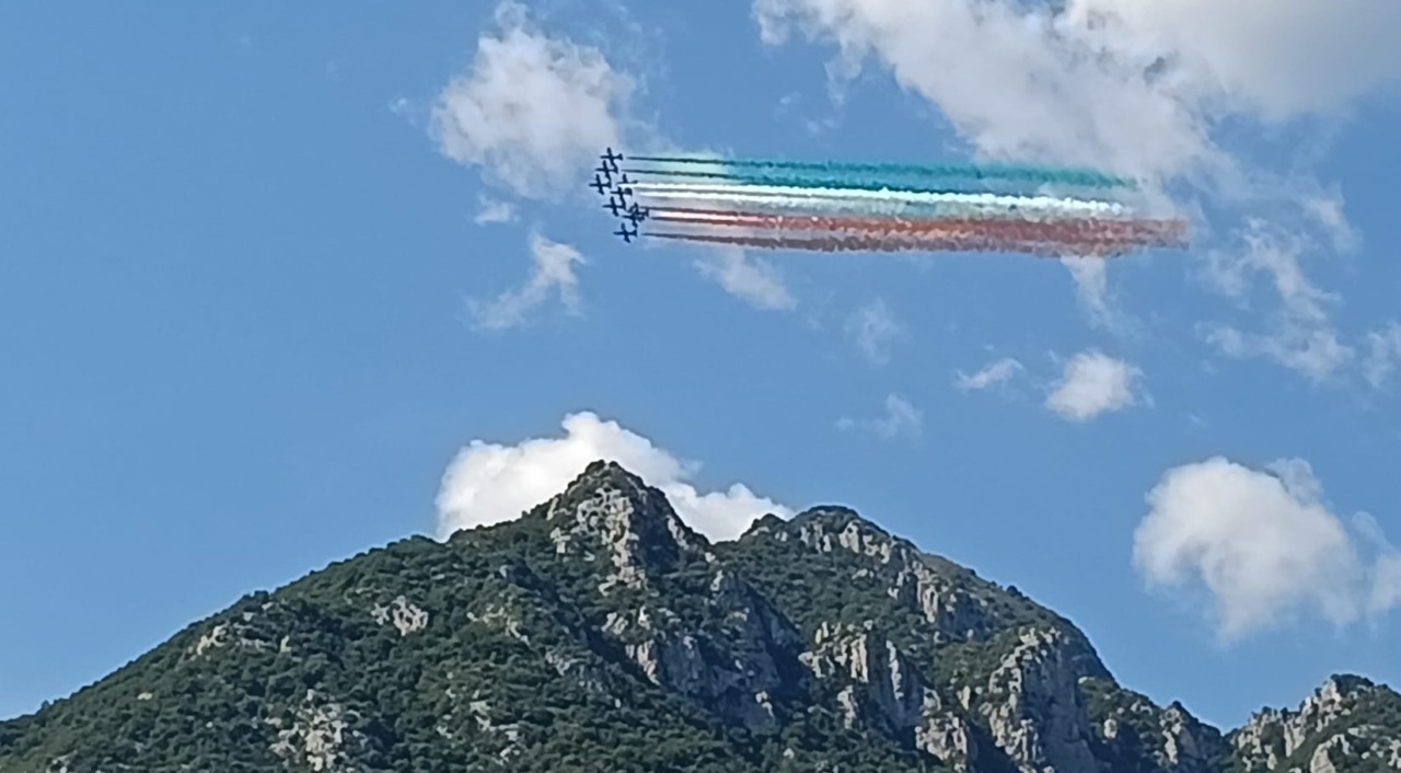 Le Frecce Tricolori incantano Lecco: il cielo si riempie di verde, bianco e rosso