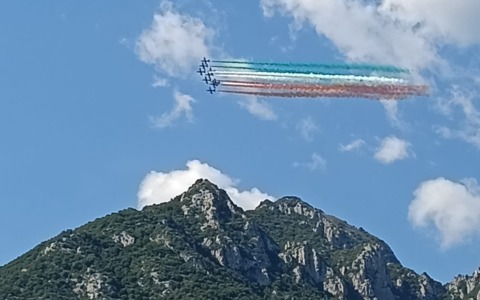 Le Frecce Tricolori incantano Lecco: il cielo si riempie di verde, bianco e rosso