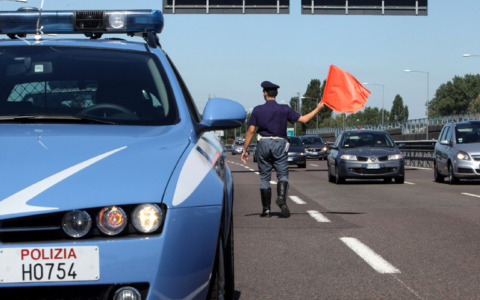 Lecco, donna in travaglio bloccata sulla Statale: Polizia Stradale di Bellano apre la strada per l’ospedale