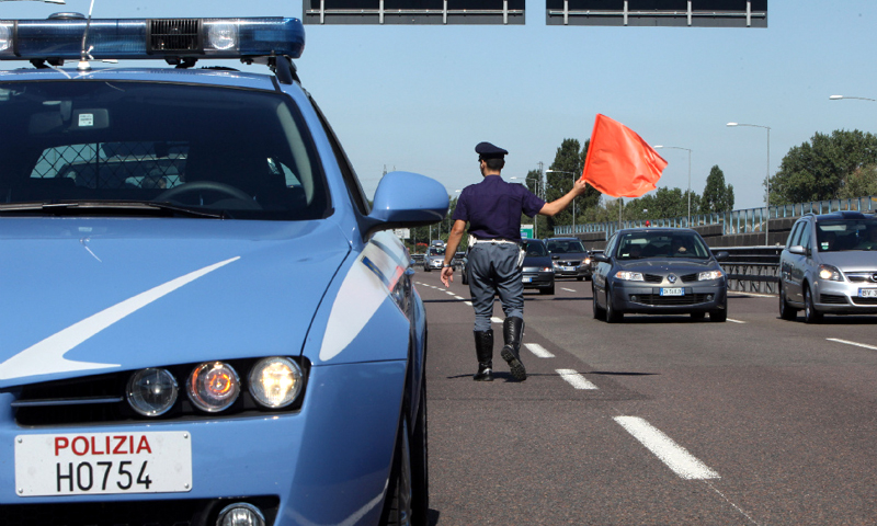 Lecco, donna in travaglio bloccata sulla Statale: Polizia Stradale di Bellano apre la strada per l’ospedale