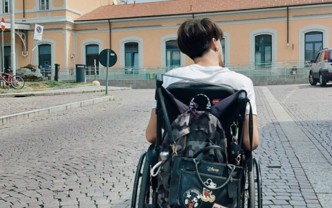 Lecco, la stazione senza ascensori ostacola Joele in carrozzina