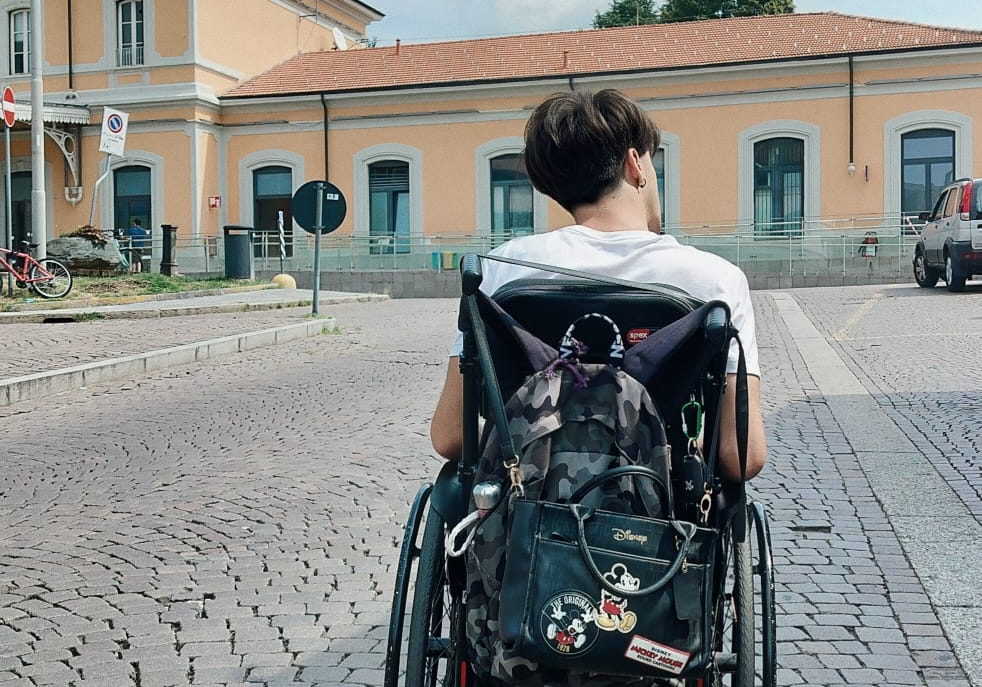 Lecco, la stazione senza ascensori ostacola Joele in carrozzina