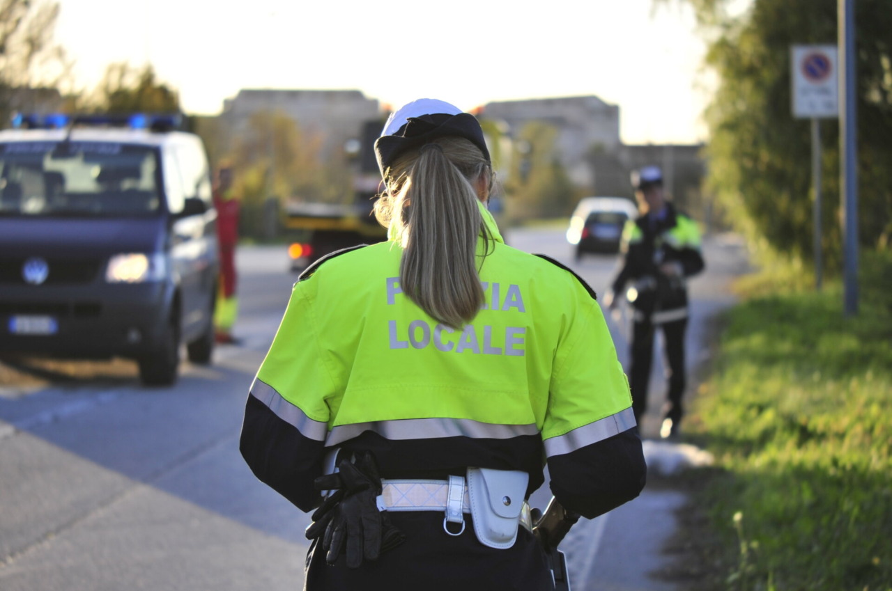 Lecco, neonata di 4 giorni intrappolata in auto: salvata da un’agente della Polizia Locale