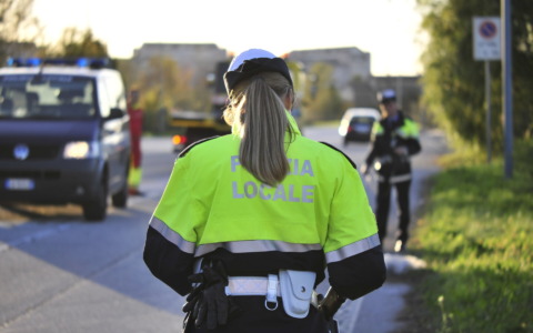 Lecco, neonata di 4 giorni intrappolata in auto: salvata da un’agente della Polizia Locale