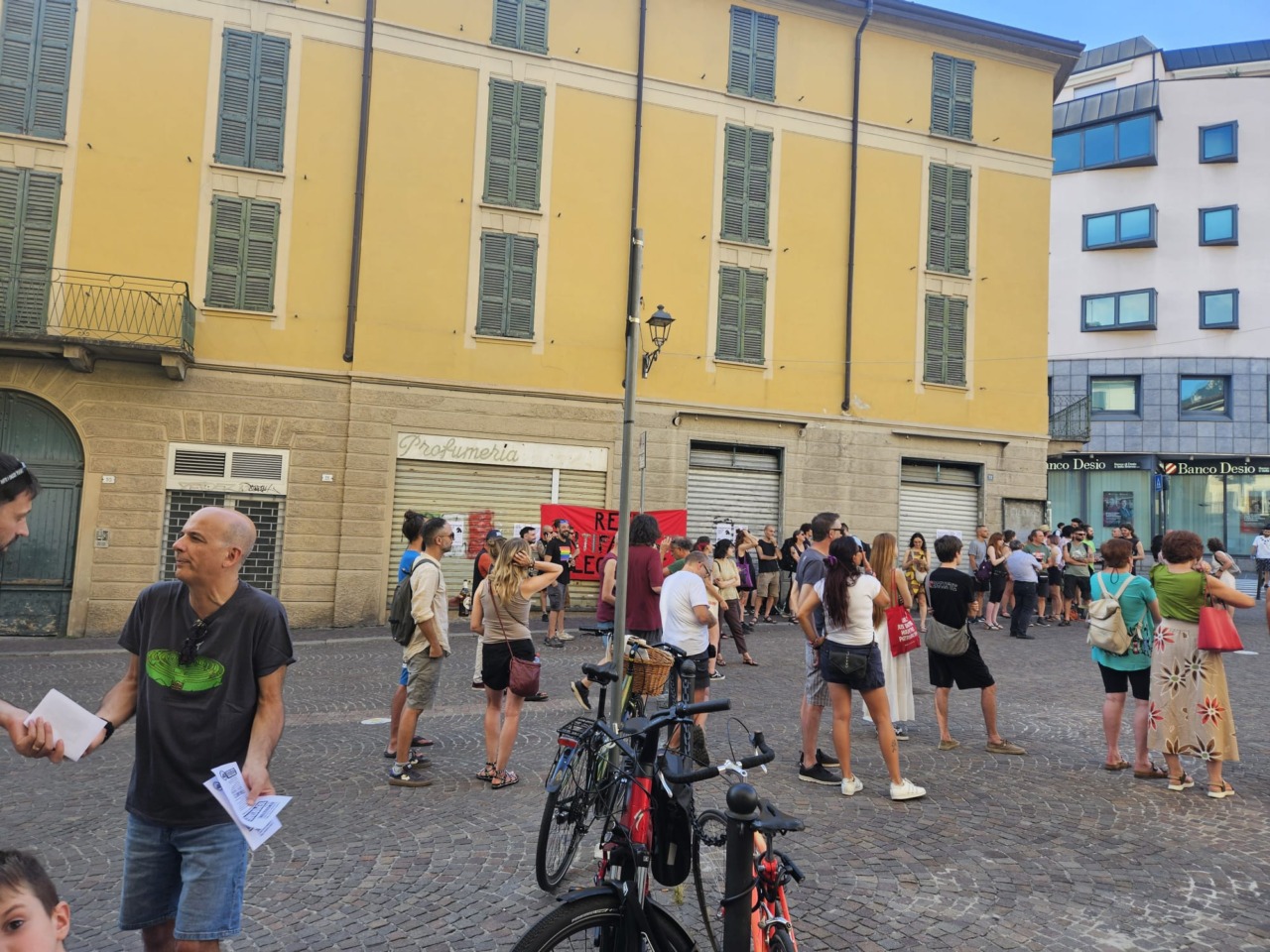 Lecco, protesta della Rete Antifascista: «No alla remigrazione, sì ai diritti»