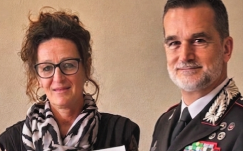 Luisa Colombo dona 300 litografie ai Carabinieri di Lecco