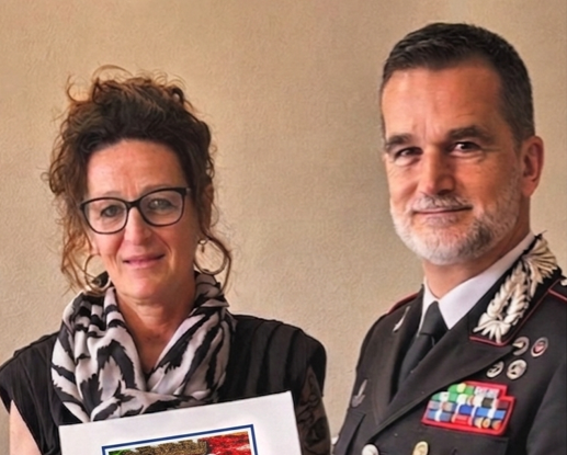 Luisa Colombo dona 300 litografie ai Carabinieri di Lecco