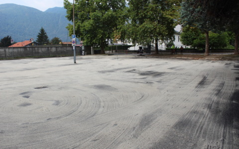 Mandello: terminati i lavori di asfaltatura del parcheggio del cimitero, riapertura prevista per domani