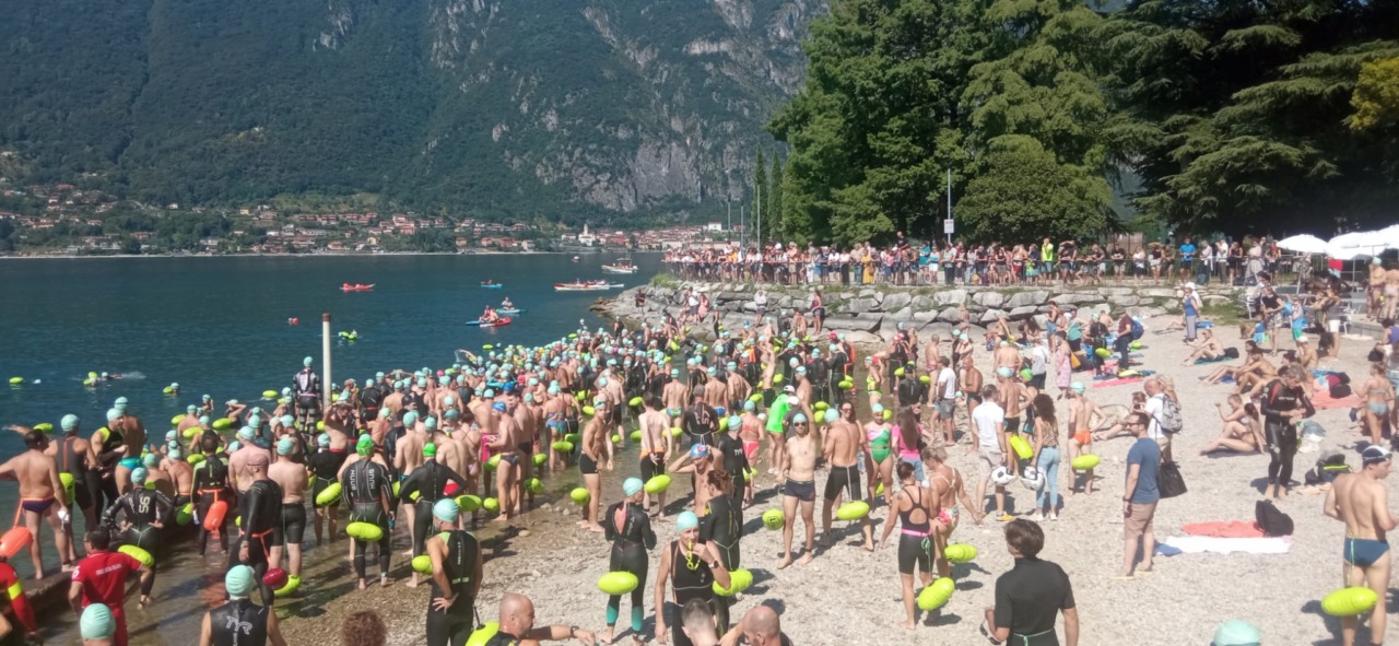 Oltre 800 partecipanti alla Traversata del Lario, Matteo Venini trionfa