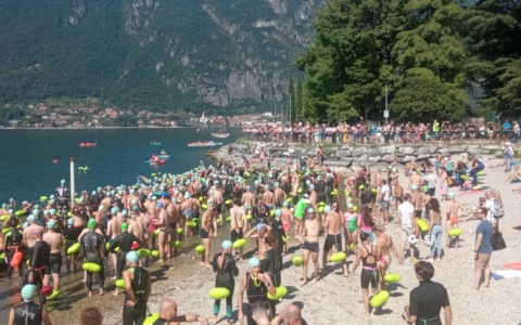 Oltre 800 partecipanti alla Traversata del Lario, Matteo Venini trionfa
