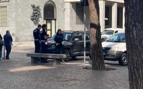 Piazza Garibaldi a Lecco: quattro allontanamenti per comportamenti molesti