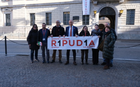 Rimozione dello striscione «R1PUD1A» a Lecco: polemiche e risposte dall’amministrazione