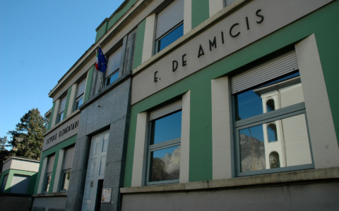 Rinviato il rientro nella scuola De Amicis a causa del cantiere in corso